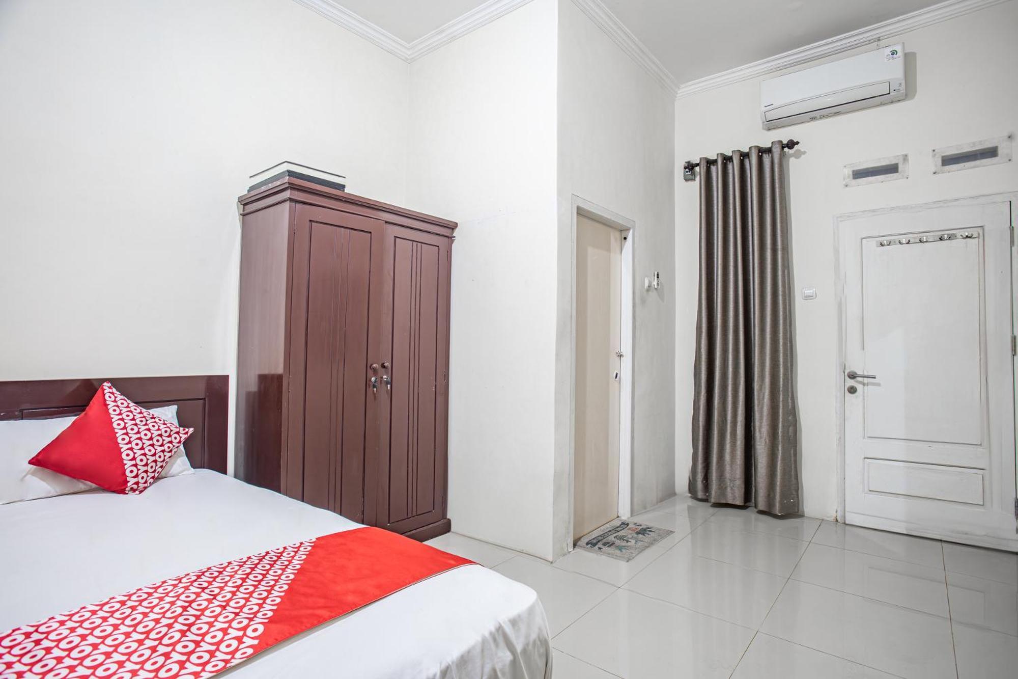 Oyo 93477 Almahyra Guest House Syariah Jambi Buitenkant foto